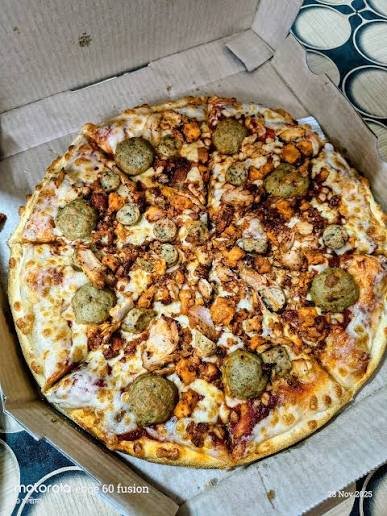 The 5 Chicken Feast Pizza