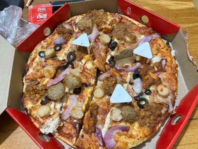 Chicken Maximus Pizza